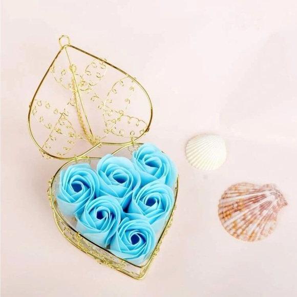 Six piece, artificial Rose and heart shaped box. - Picture 4 of 4